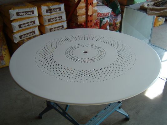 Table de jardin en métal décapée et peinte par SALVAT DECAPAGE 